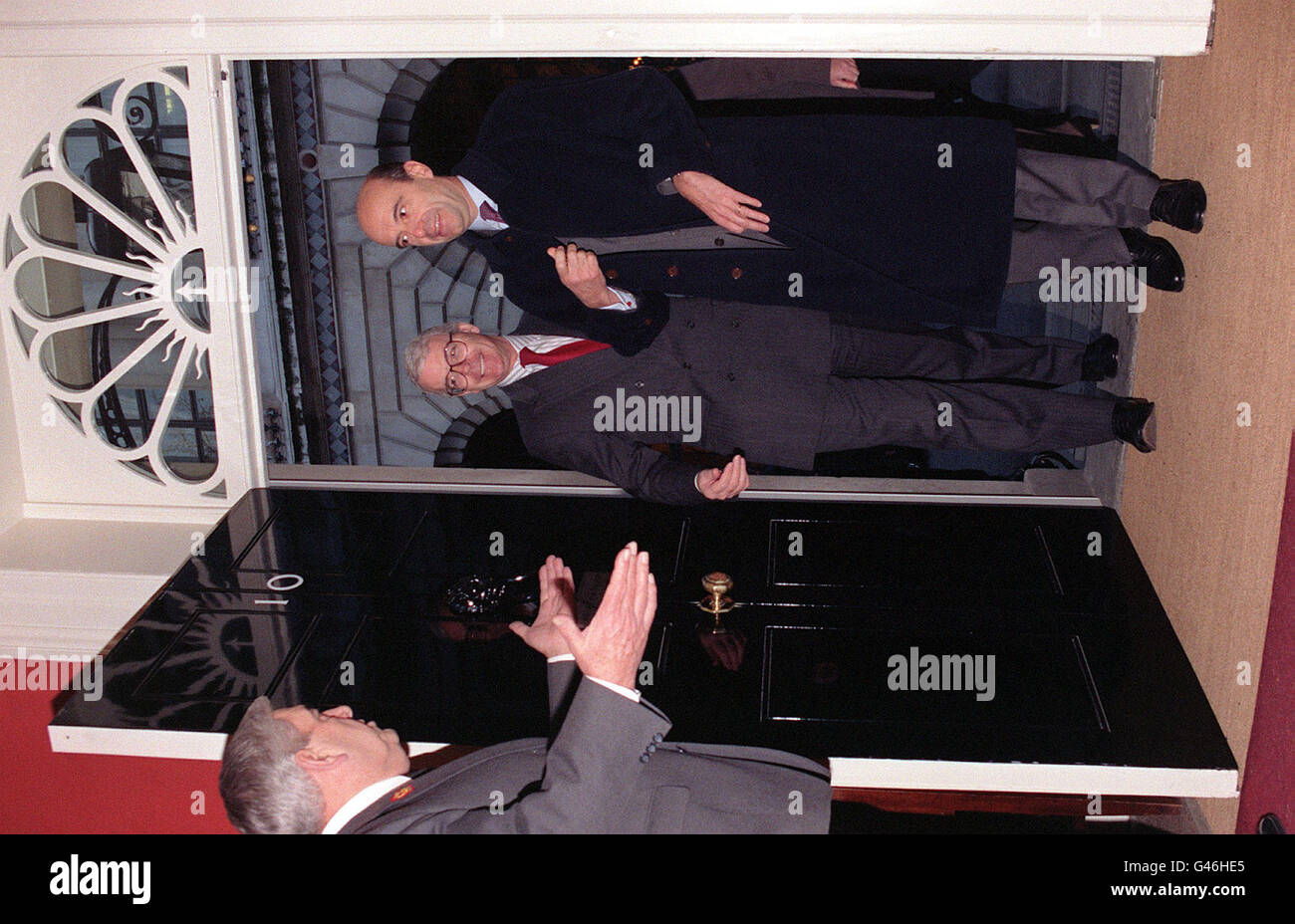 French Prime Minister Alain Juppe (r) wird in Nummer 10 Downing Street von seinem britischen Amtskollegen John Major (Cen) angezeigt. Juppe ist in Großbritannien für einen ganztägigen Besuch. Foto von John Stillwell/PA. WPA-ROTA. Stockfoto