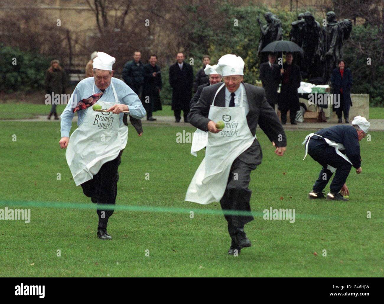 Conservative Mp Ian Bruce R Verlasst Labours Austin Mitchell L Zappelte Heute Morgen Als Er Leitet Fur Die Gewinnlinie Im Dritten Jahrlichen Bramley Und Loffel Rennen In Westminster Rund 40 M S Von