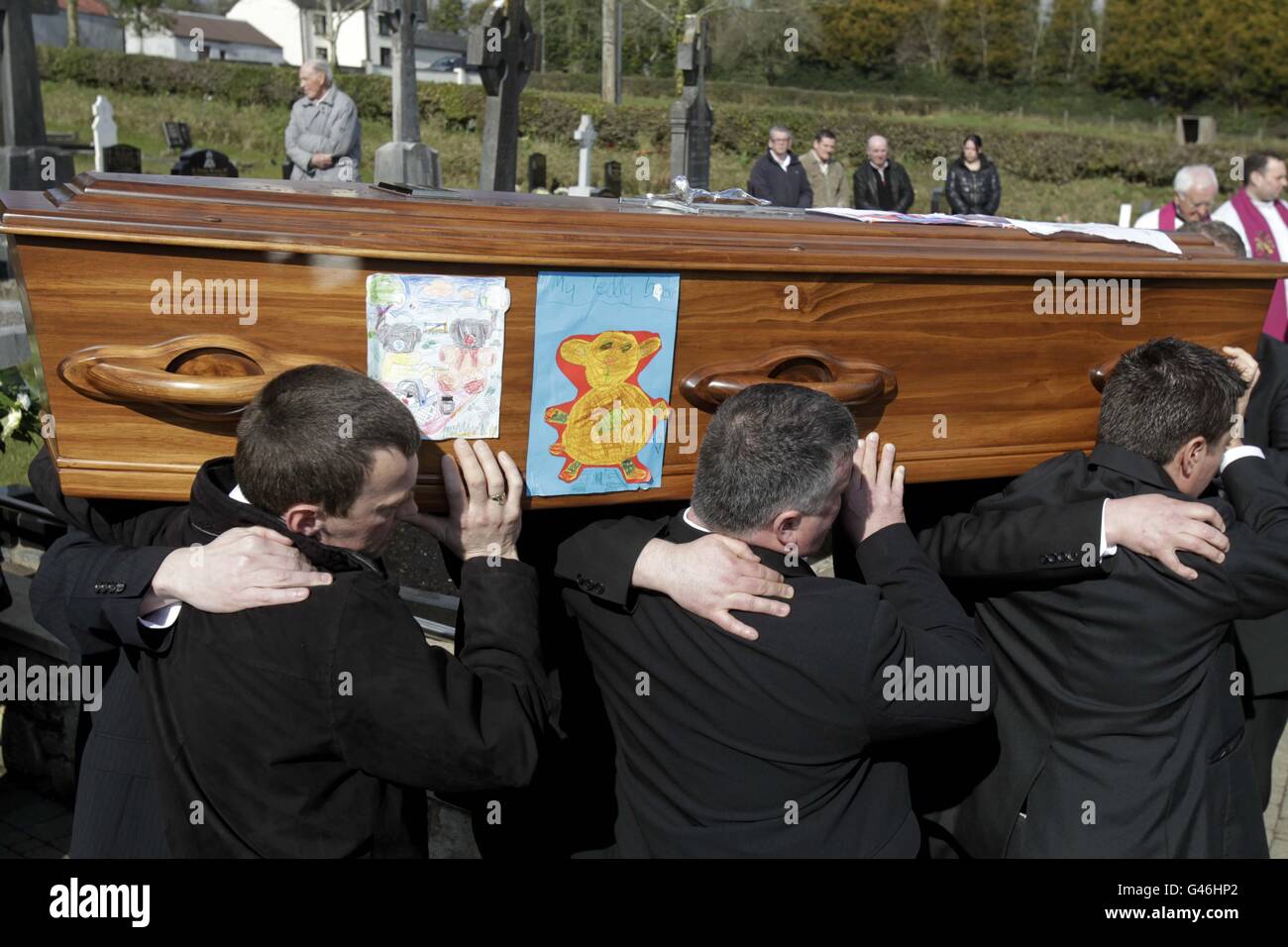 Zeichnungen des neuseeländischen Erdbebenopfers Owen McKennas Kinder klebten an der Seite seines Sarges in der Church of the Sacred Heart, Carrickroe Co Monaghan. Stockfoto