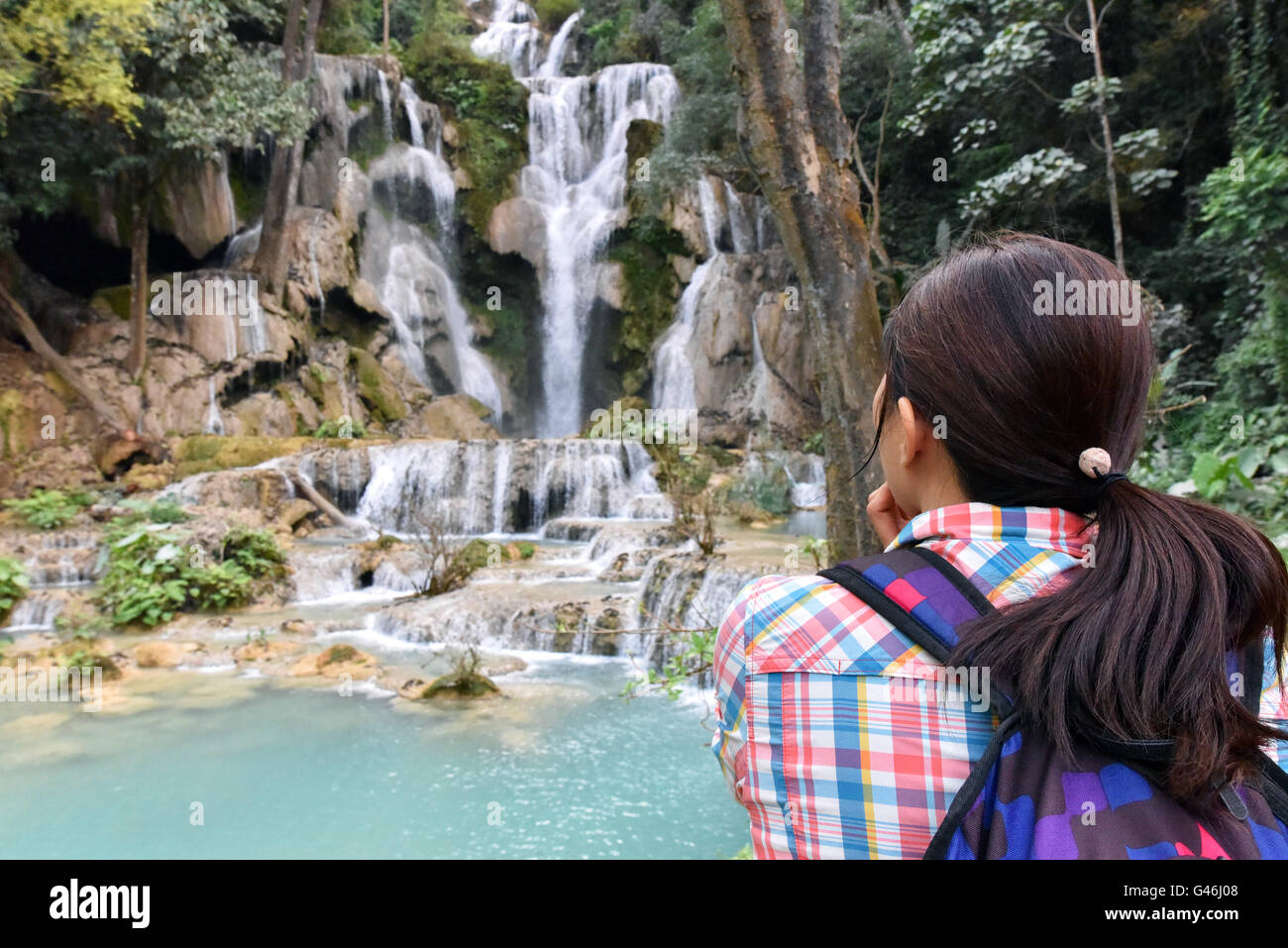 Tourist am Kuang Si Wasserfälle neben Luang Prabang Laos Stockfoto