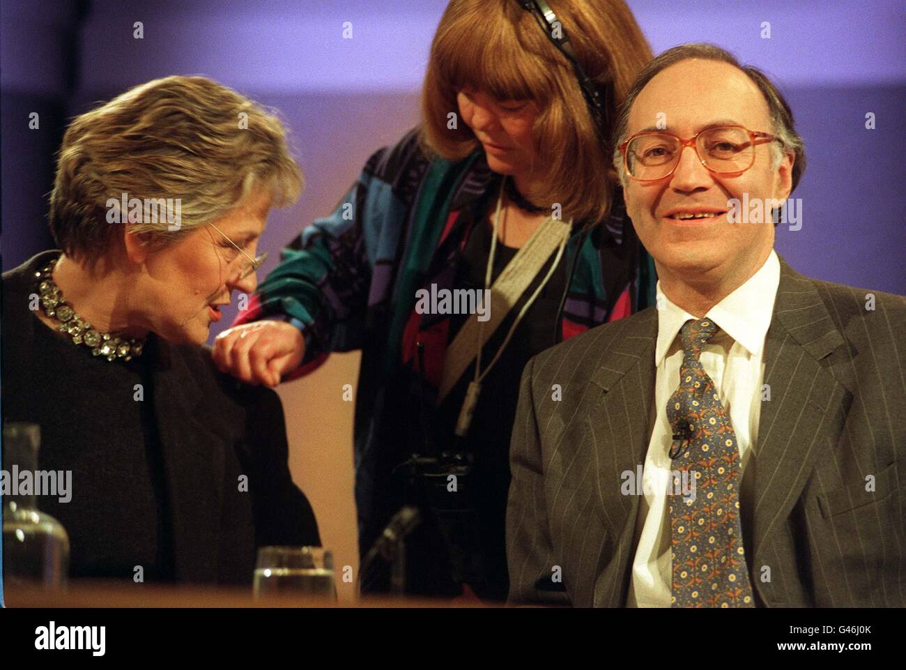 Innenminister Michael Howard freut sich, während Germaine Greer mit dem Floor Manager plaudert, während sie sich auf die heutige (Donnerstag) Ausgabe des politischen BBC-Programms, Fragestunde, vorbereiten. Die anderen Diskussionsteilnehmer auf der heutigen Show sind Donald Dewar und Lord Jenkins. Foto von Sean Dempsey/PA. Stockfoto