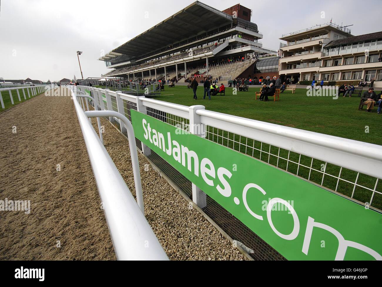 Pferderennen - 2011 Cheltenham Festival - Tag 1. Allgemeine Ansicht der Cheltenham Rennbahn am 100. Jahrestag, während des Cheltenham Festivals. Stockfoto