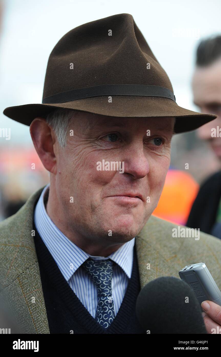 Trainer Philip Hobbs wird interviewt, nachdem Kapitän Chris am Centenary Day während des Cheltenham Festivals die Irish Independent Arkle Challenge Trophy gewonnen hat. Stockfoto