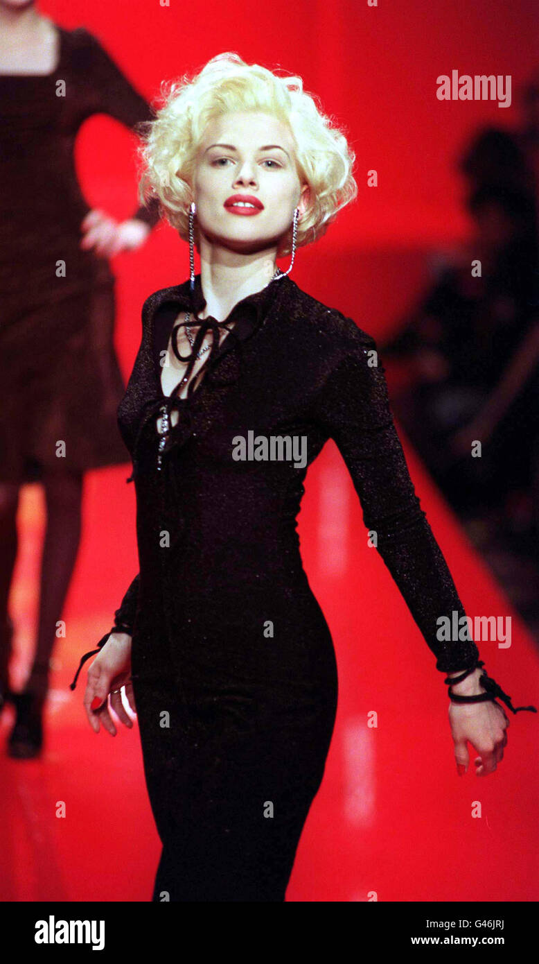 Ein figurbetontes schwarzes Abendkleid der britischen Designerin Vivienne Westwood aus der Herbst/Winter-Kollektion 1997/8, das heute Nachmittag (Sonntag) im Dorchester Hotel zu sehen ist. Es ist das erste Mal, dass Miss Westwood auf der London Fashion Week seit 1990 zu sehen ist. Foto von Neil Munns/PA. Stockfoto