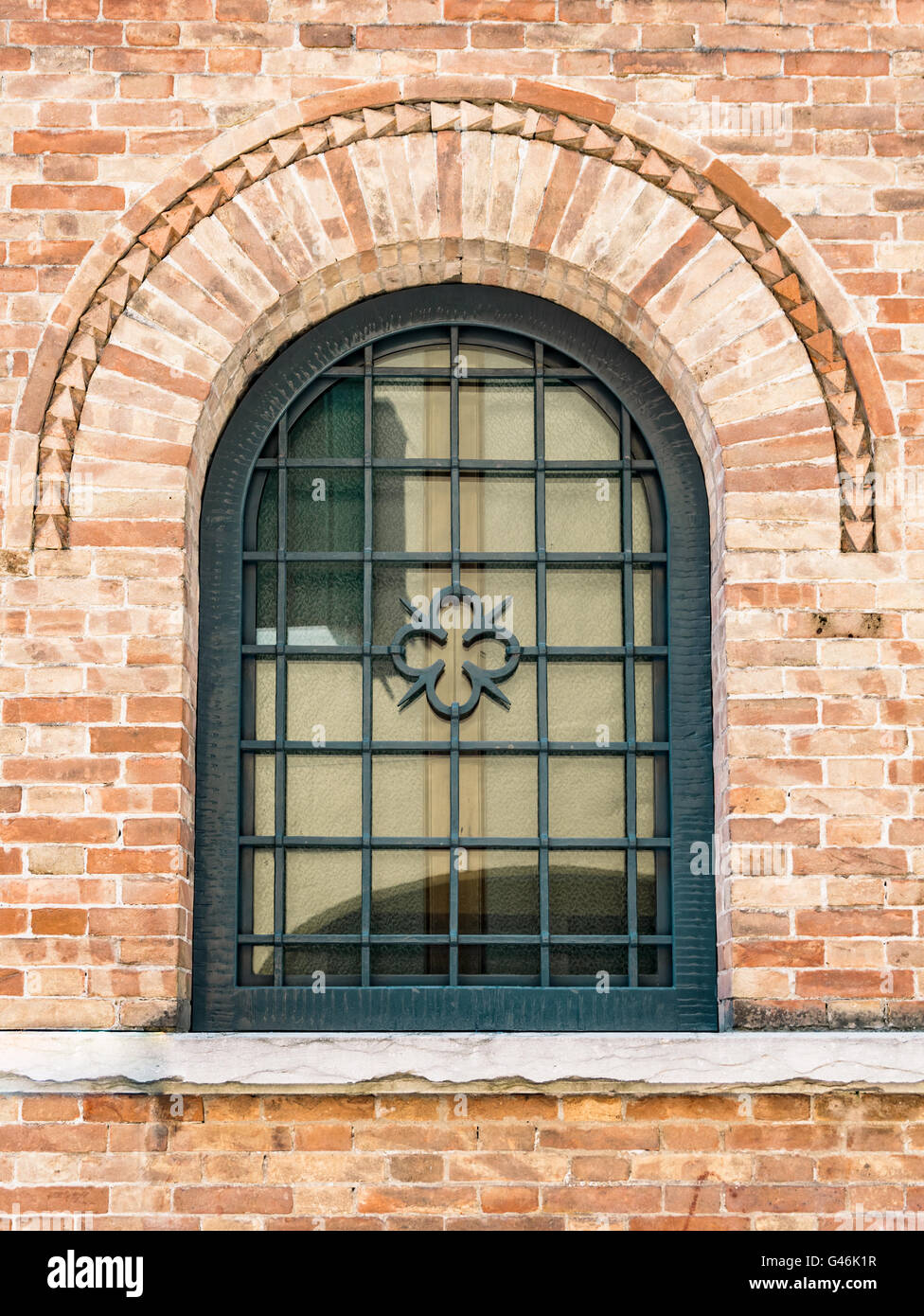 Verzierte Bogenfenster des mittelalterlichen Palast. Stockfoto