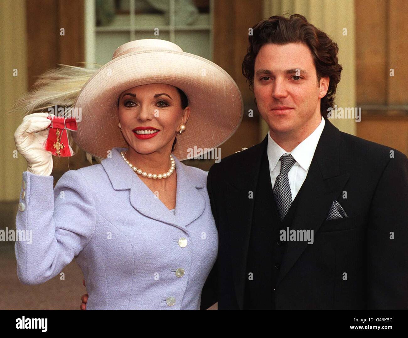 Die Dynasty-Schauspielerin Joan Collins und ihr Sohn Sacha zeigen die OBE, die ihr die Königin bei der heutigen (Dienstag) Investitur im Buckingham Palace präsentiert hat. Siehe PA Story ROYAL Investiture. WPA Rota Foto von Adam Butler/PA Stockfoto
