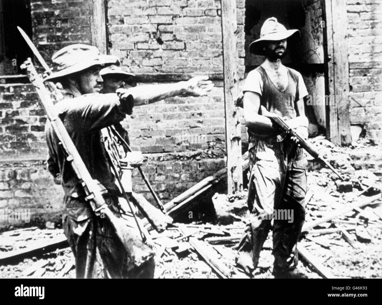 Brigadier Michael Calvert (links), Kommandant der 77. Chindit Brigade, der während des Krieges gegen Japan 1944 Operationen in Mogaung, Burma, leitete. Stockfoto
