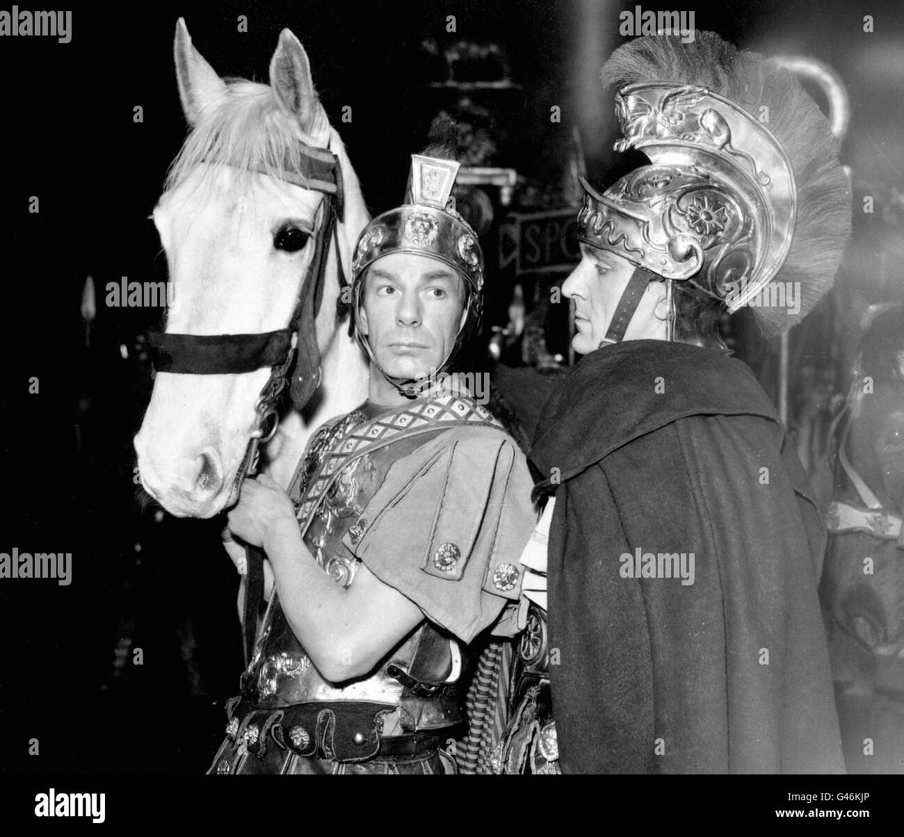 'Brutus', gespielt von Eric Porter (rechts) und 'Cassius', gespielt von Michael Gough, während der Kostümprobe von 'Julius Caesar' in London. Stockfoto