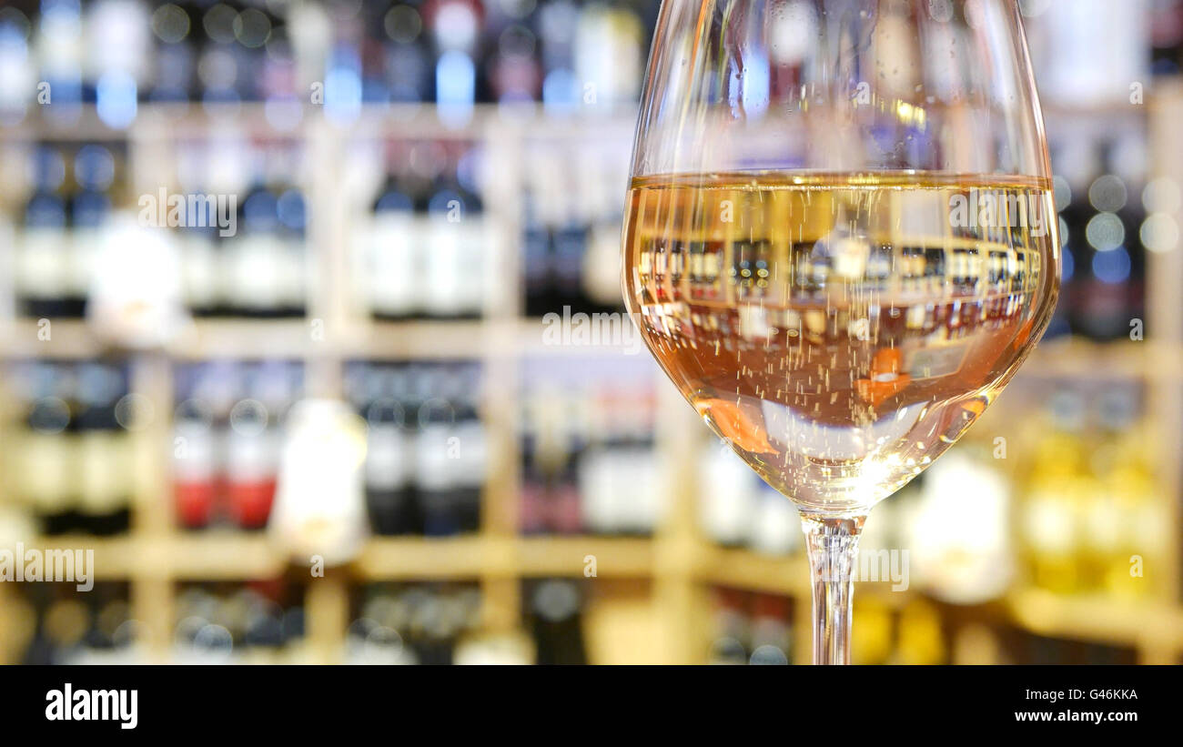 Weißweinglas in einem italienischen Wein Shop. Stockfoto