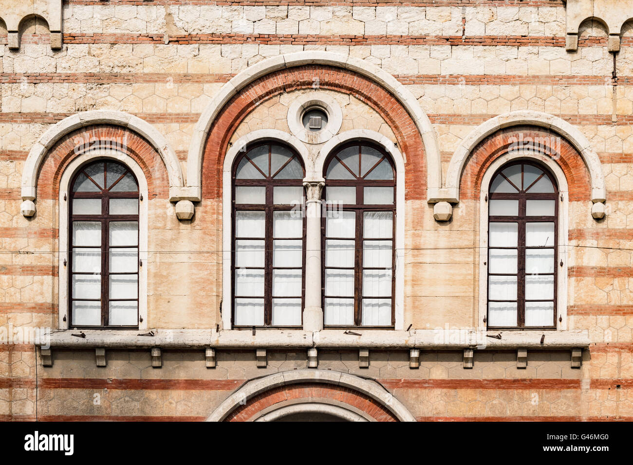 Alte mittelalterliche Rundbogenfenster im romanischen Stil. Stockfoto