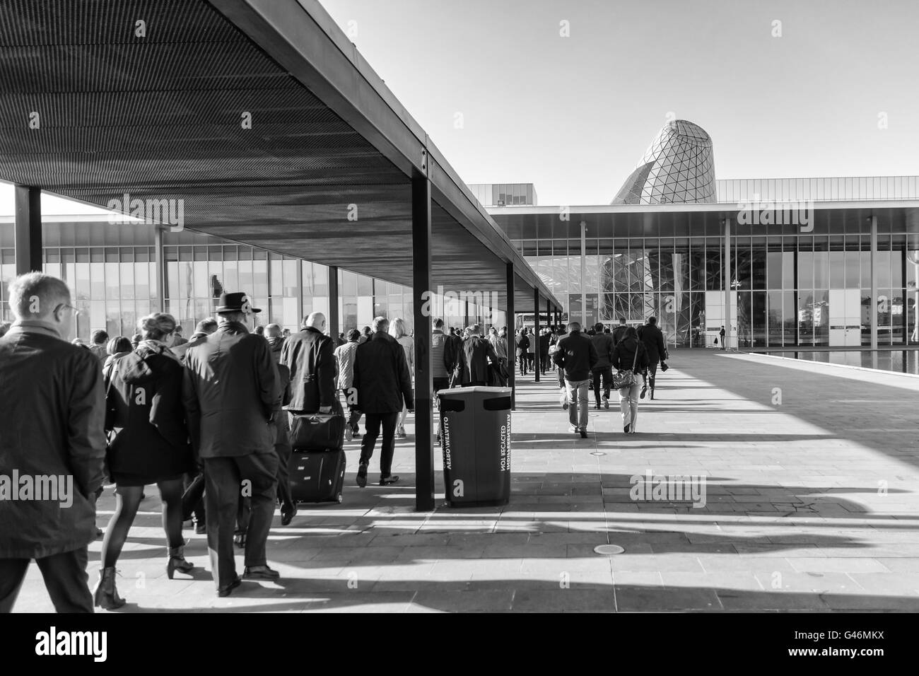 Menschen kommen in neuen Gebäuden Messen in Mailand, Italien. Stockfoto