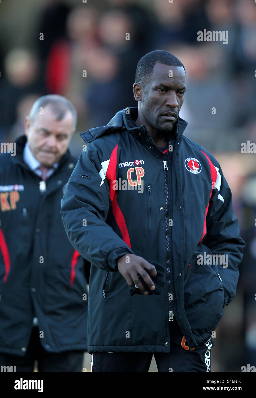 Charlton Athletic Manager Chris Powell tritt am Ende des Spiels während des npower Football League One Spiels in der Victoria Road, Dagenham, aus. Stockfoto