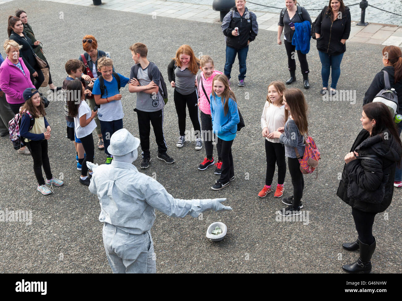 Eine "lebende Statue" unterhält Kinder in Victoria, Britisch-Kolumbien Stockfoto