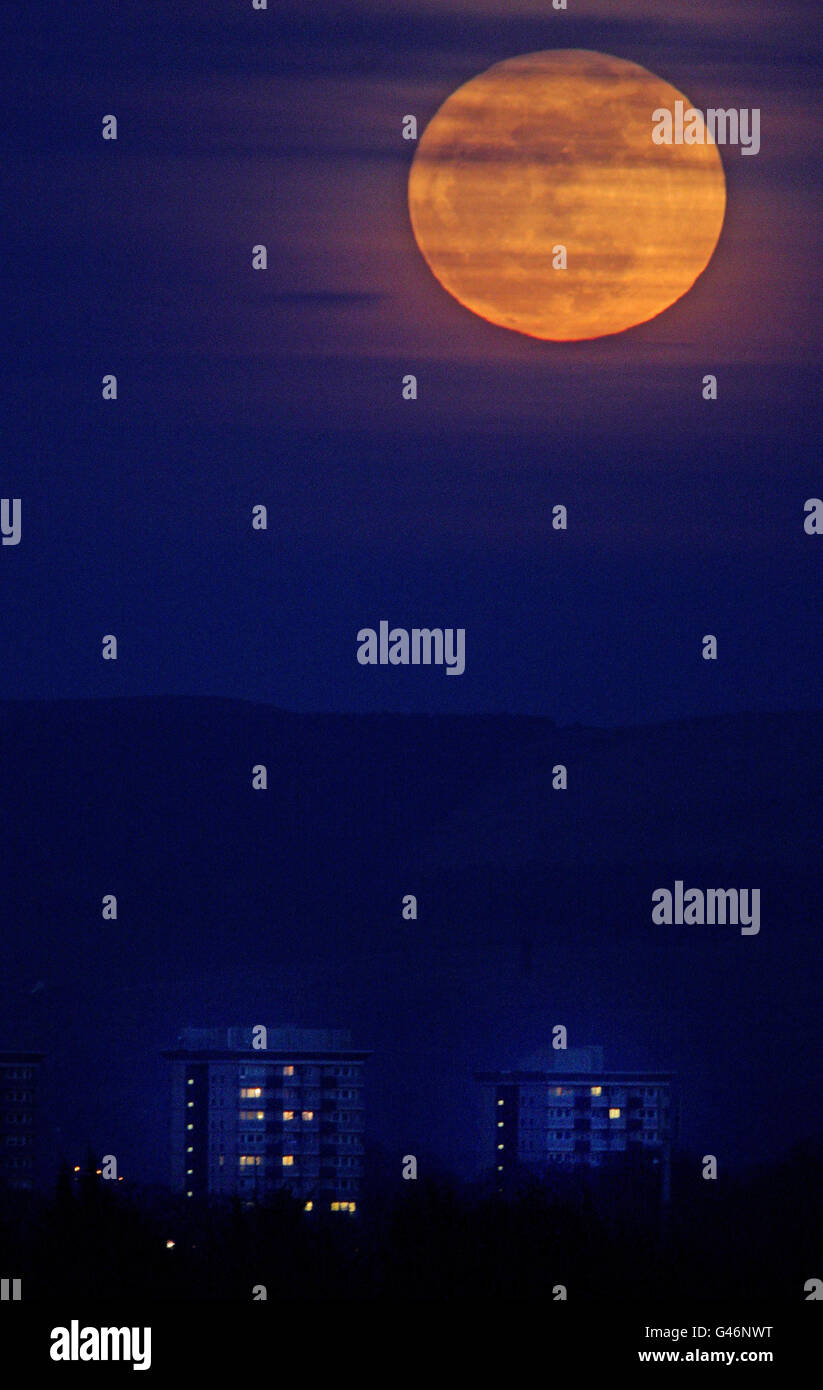 Der Mond, vom Terminal 3 des Flughafens Manchester aus gesehen, erhebt sich hinter den Hügeln des Peak District. Stockfoto