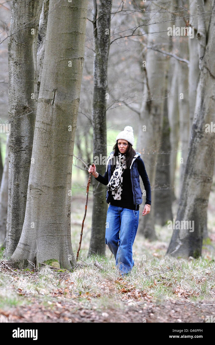 Eine Frau, die im Savernake Forest in der Nähe von Marlborough, Wiltshire, fotografiert wurde, sucht nach Sian O'Callaghan, die vermisst wurde, seit sie am Samstag um 2.50 Uhr einen Nachtclub in Swindon verließ. Stockfoto