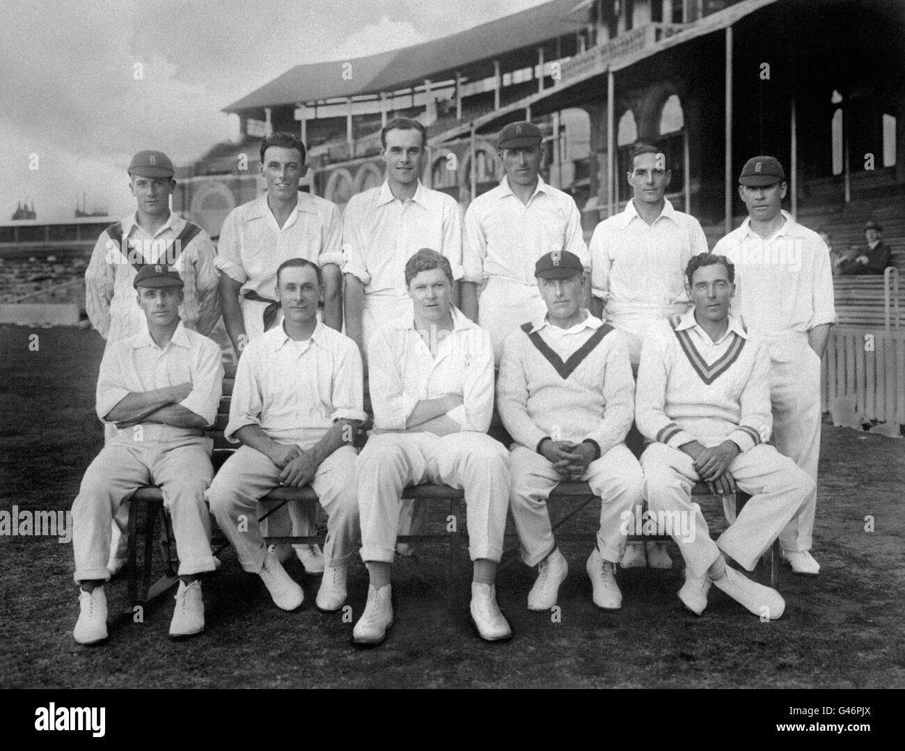 Das England-Team, hinten, von links nach rechts; Harold Larwood, Maurice Tate, Greville Stevens, George Geary, Herbert Sutcliffe und Patsy Hendren. Erste Reihe, Bert Strudwick, Jack Hobbs, Kapitän Percy Chapman, Wilfred Rhodes und Frank Woolley Stockfoto
