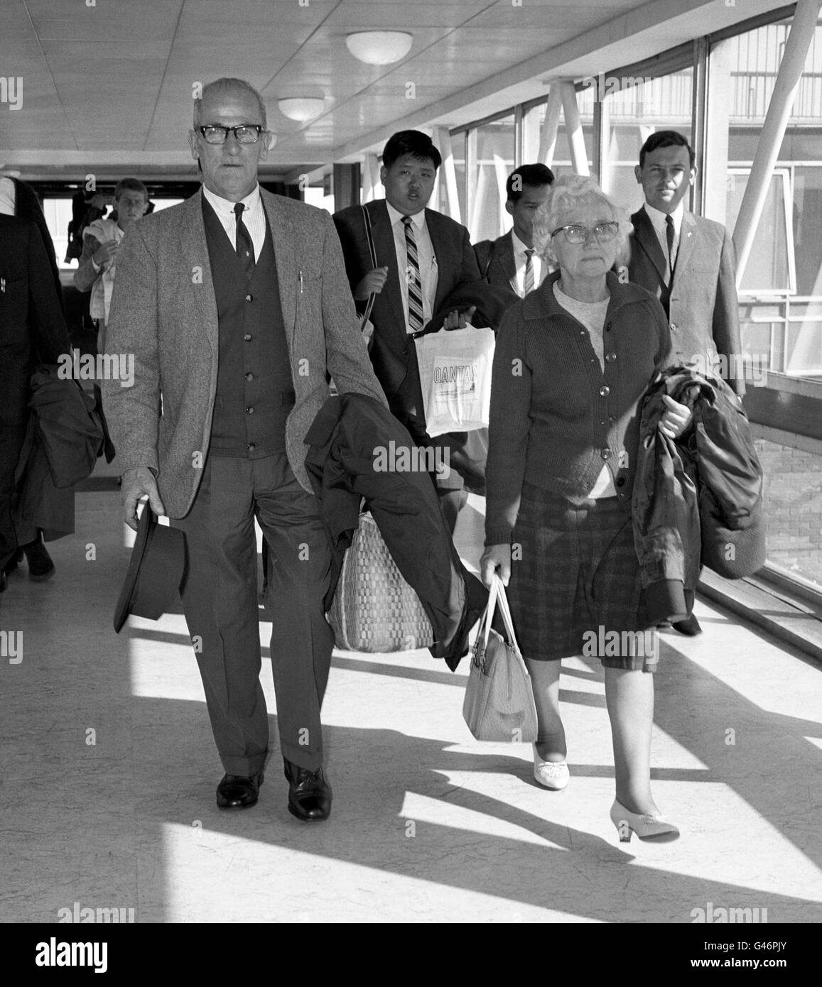 Harold Larwood, der große Schnellbowler von Nottinghamshire und England, mit seiner Frau Lois am Flughafen Heathrow, nachdem er aus Australien eingeflogen war. Stockfoto