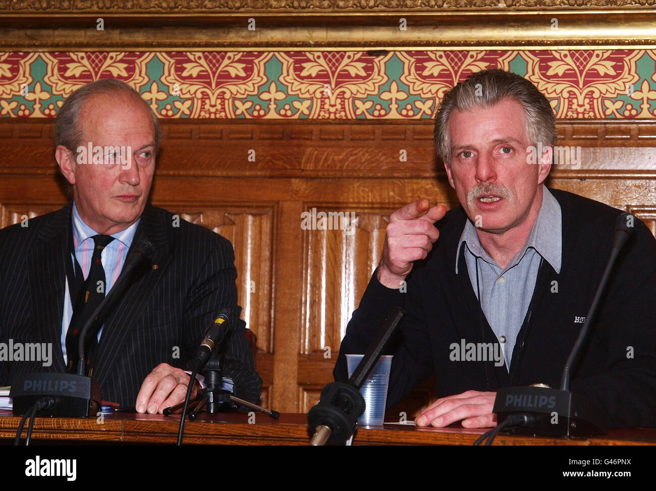 Eddie Gilfoyle, 49, (rechts) mit Lord Hunt während einer Pressekonferenz im Oberhaus, nachdem er nach 18 Jahren Haft wegen eines Verbrechens, das er nicht begangen hat, aus dem Gefängnis entlassen wurde. Stockfoto