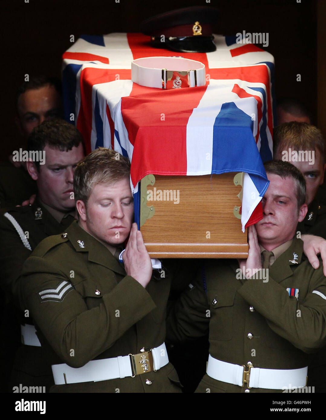 Der Sarg des Heereshundeführers Lance Corporal Liam Tasker vom Royal Army Veterinary Corps wird nach seiner Beerdigung von der Tayport Parish Church in Fife getragen. Lance Corporal Tasker wurde am 1. März in Afghanistan auf Patrouille mit seinem Springer-Spaniel Theo getötet. Stockfoto