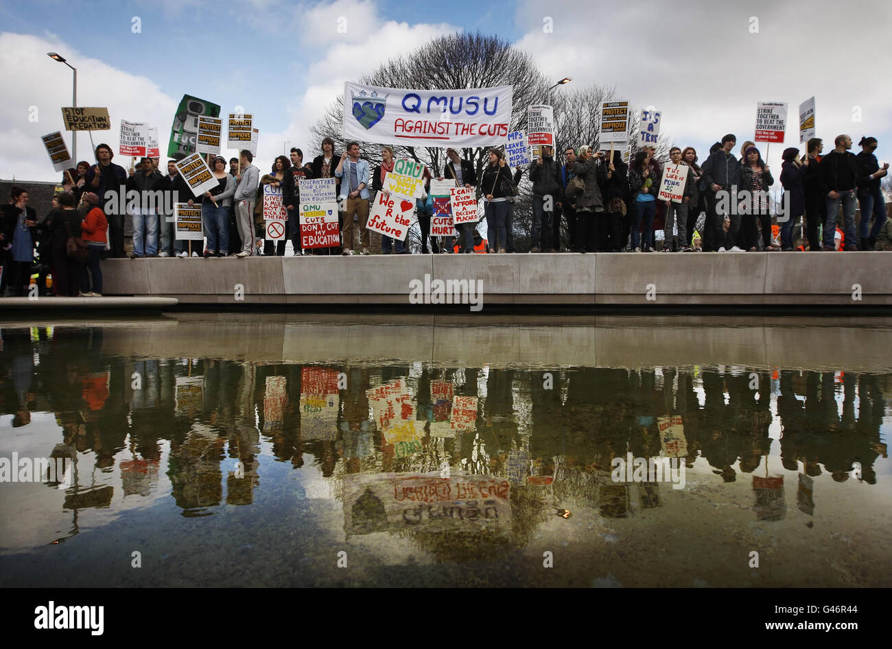 Demonstranten vor dem schottischen Parlament in Edinburgh, während eines Protestes gegen Kürzungen der Hochschulbudgets. Stockfoto