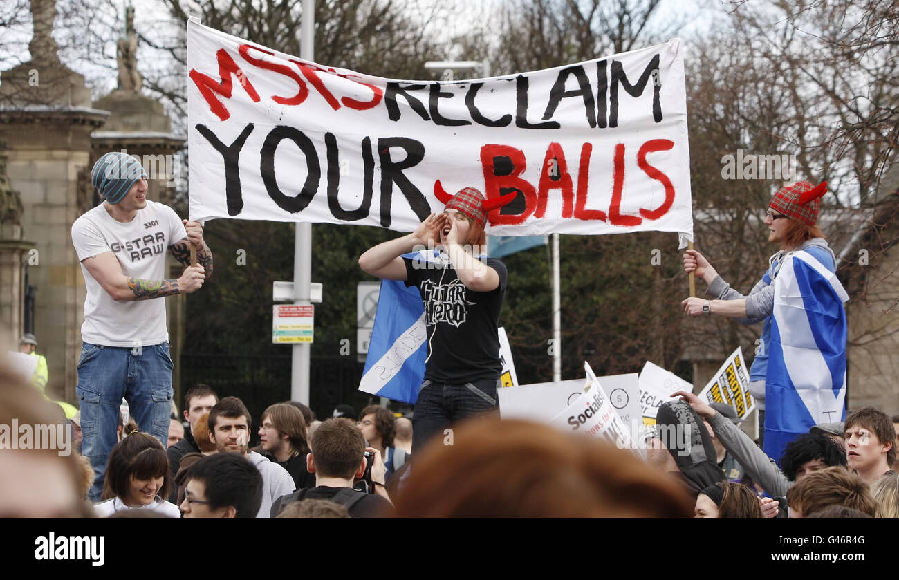 Demonstranten vor dem schottischen Parlament in Edinburgh, während eines Protestes gegen Kürzungen der Hochschulbudgets. Stockfoto