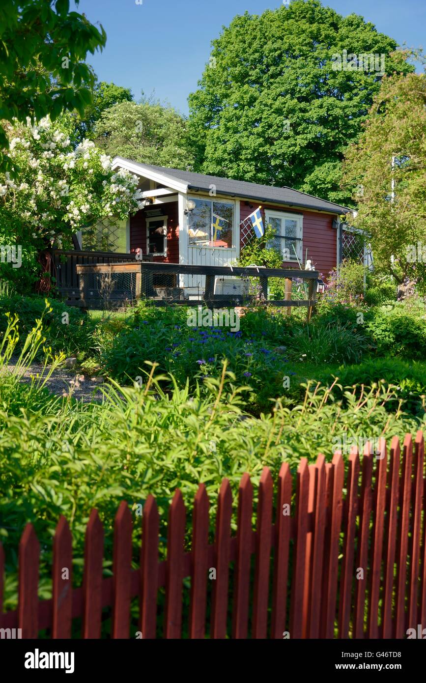 Idyllische Rote Hütte im Botanischen Garten Stockfoto