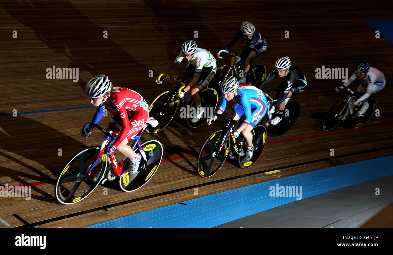 Die britische Laura Trott (links) beim Women's Omnium Scratch Race am fünften Tag der UCI Track Cycling World Championships in Omnisport, Apeldoorn, Holland. Stockfoto