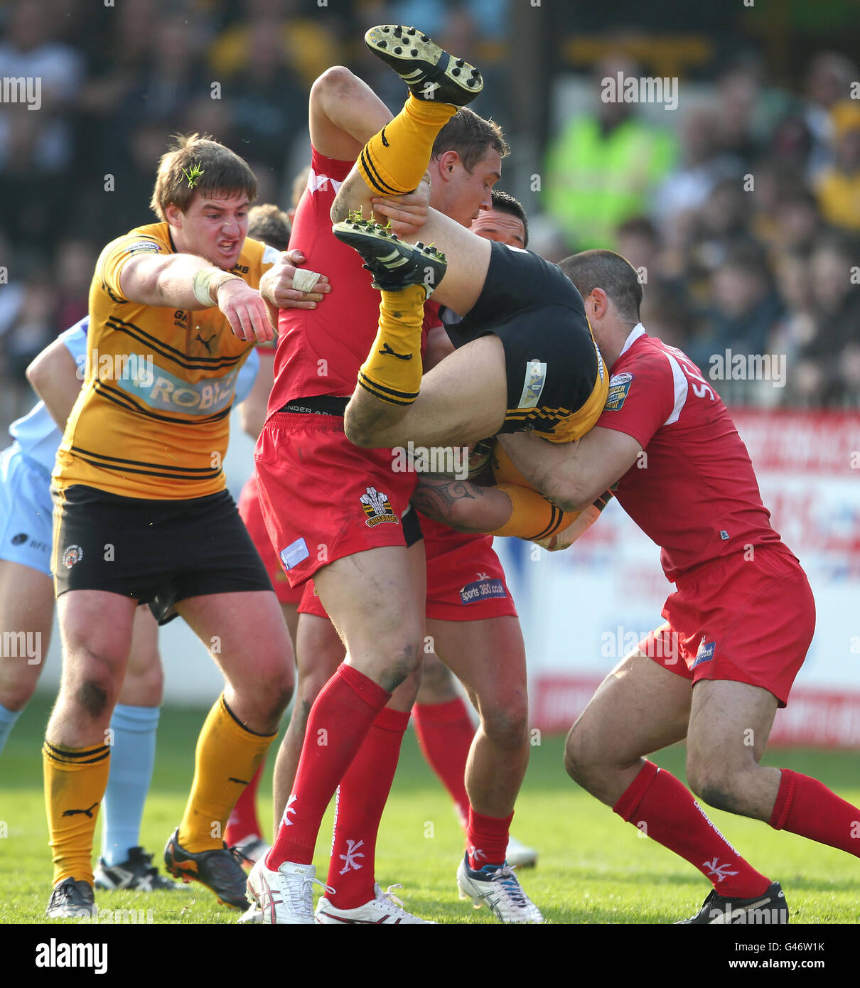 Rugby League - Engage Super League - Castleford Tigers gegen Celtic Crusaders - das PROBIZ Coliseum. Die Rangi Chase von Castleford Tigers wird vom Mark Bryant von Celtic Crusaders hochgehoben Stockfoto