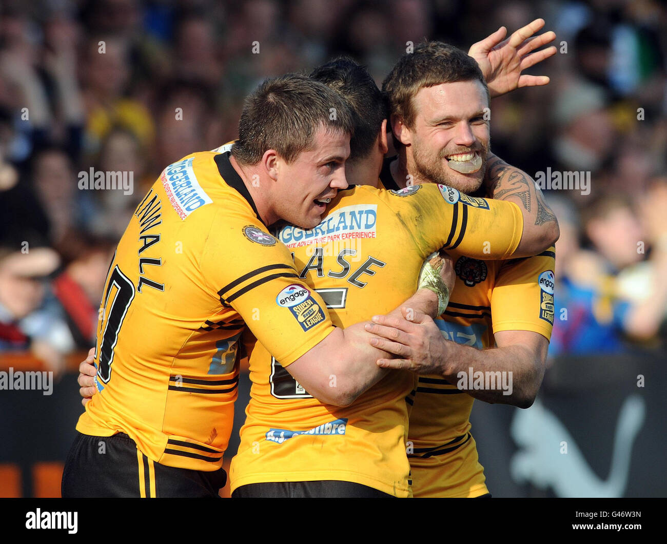 Nick Youngquest von Castleford Tigers (rechts) feiert seinen Versuch mit Martin Aspinwall und Rangi Chase während des Engage Super League-Spiels im PROBIZ Coliseum in Castleford. Stockfoto