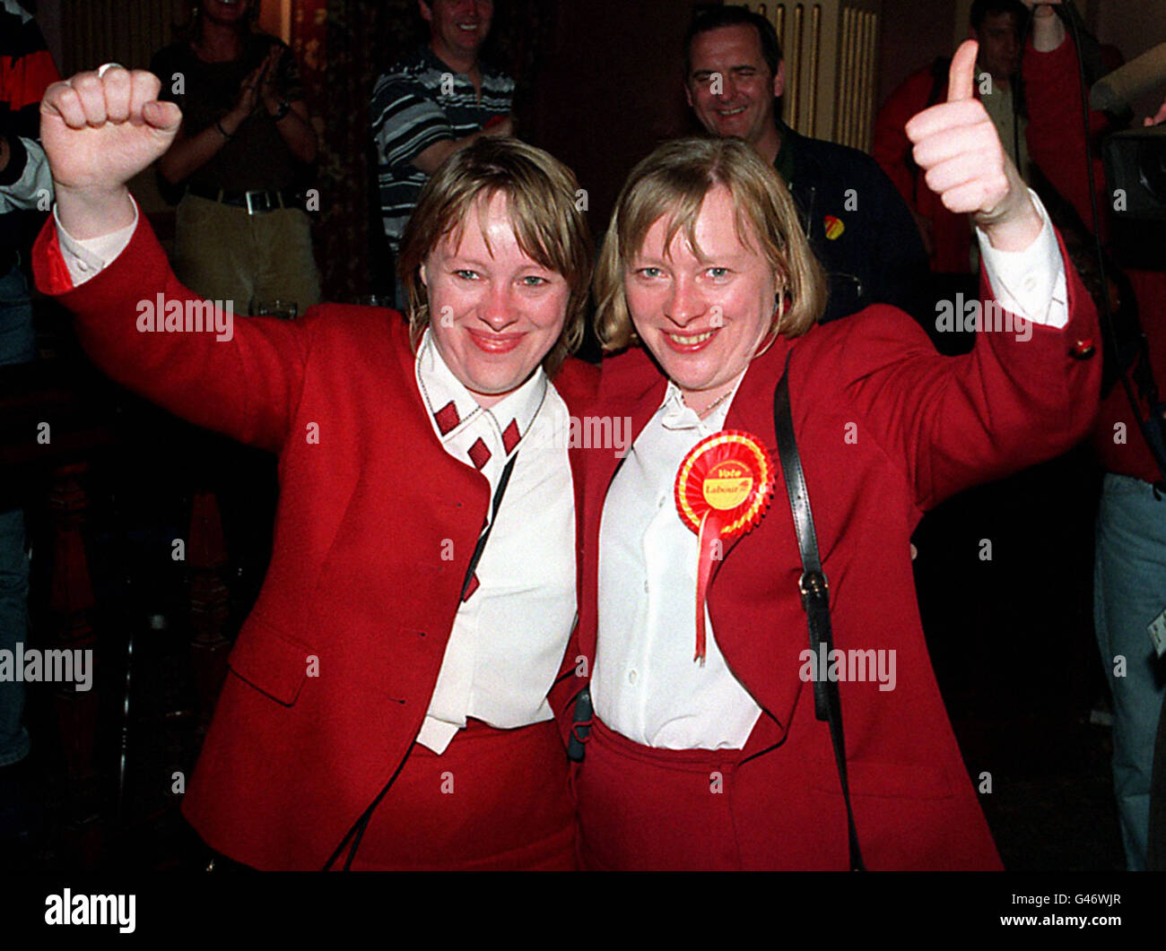 Die Schwestern Maria (links) und Angela Eagle feiern heute früh (Freitag) ihre Siege, nachdem sie die ersten Zwillinge sind, die nach der Parlamentswahl ins Parlament einreisen. Angela behielt ihren Sitz in Wallasey, während Maria Liverpool Garston gewann. PA. SIEHE PA-UMFRAGE ZWILLINGE. Stockfoto