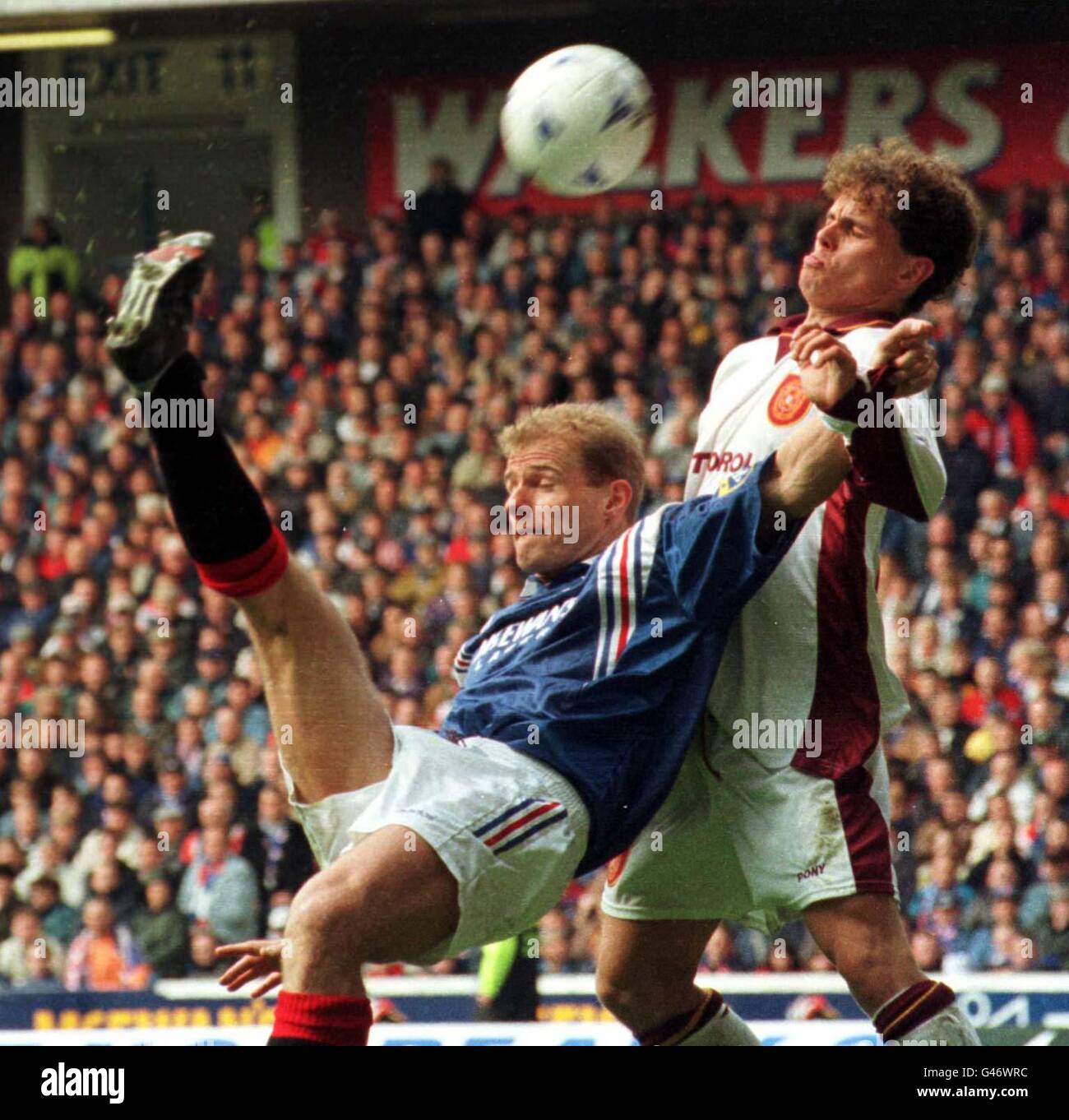 Gordon Durie von Ranger schießt den Ball aus der Motherwell-Verteidigung während des Spiels in Ibrox heute (Montag). Foto von Chris Bacon/PA Stockfoto