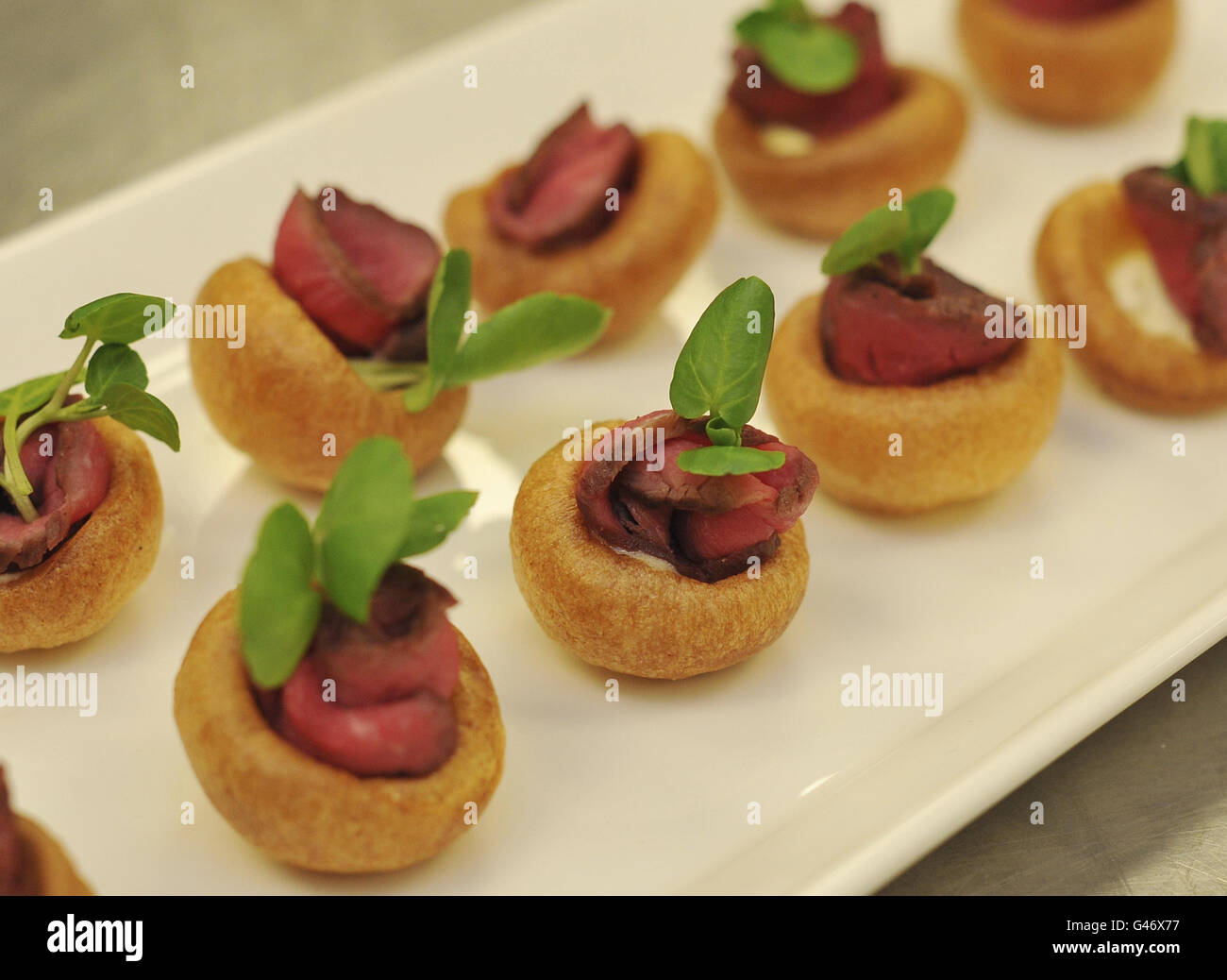 Platte mit Mini Yorkshire Puddings mit gerösteter Rindercreme und Radish Cream, Speisen, die dem ähneln, das normalerweise bei Empfängen im Buckingham Palace London serviert wird. Stockfoto