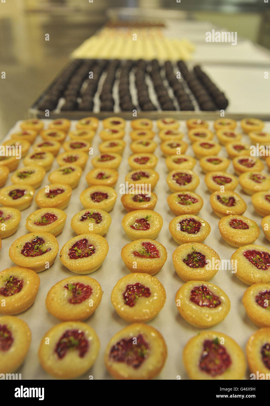 Tabletts mit handgefertigten Süßigkeiten, die von den königlichen Köchen in den Küchen des Buckingham Palace, London, zubereitet werden, ähnlich dem, das normalerweise bei Empfängen im Palast serviert wird. Stockfoto