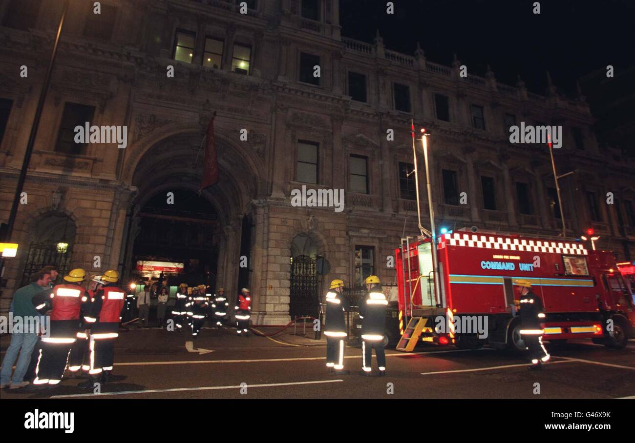 Feuerwehrleute besuchen heute Abend (Samstag) die Royal Academy in Londons Piccadilly, um teure Kunstwerke zu retten, und hundert Menschen wurden in Sicherheit gebracht, als im Gebäude ein Feuer ausbrach. Siehe PA Story FIRE Academy. Foto von Fiona Hanson/PA. Stockfoto