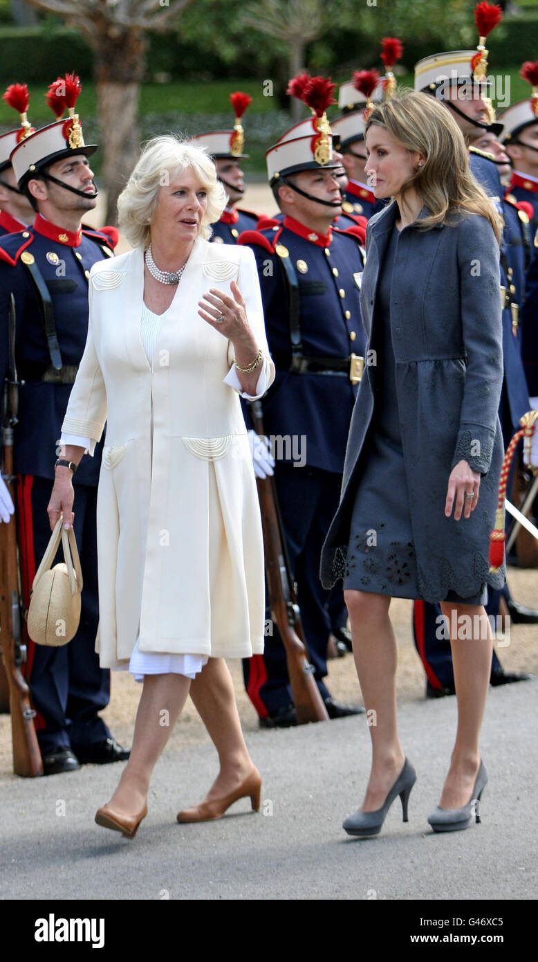 Die Herzogin von Cornwall und Prinzessin Asturias Letizia von Spanien (rechts) bei einem Empfang im Palacio De El Pardo in Madrid Spanien. Stockfoto