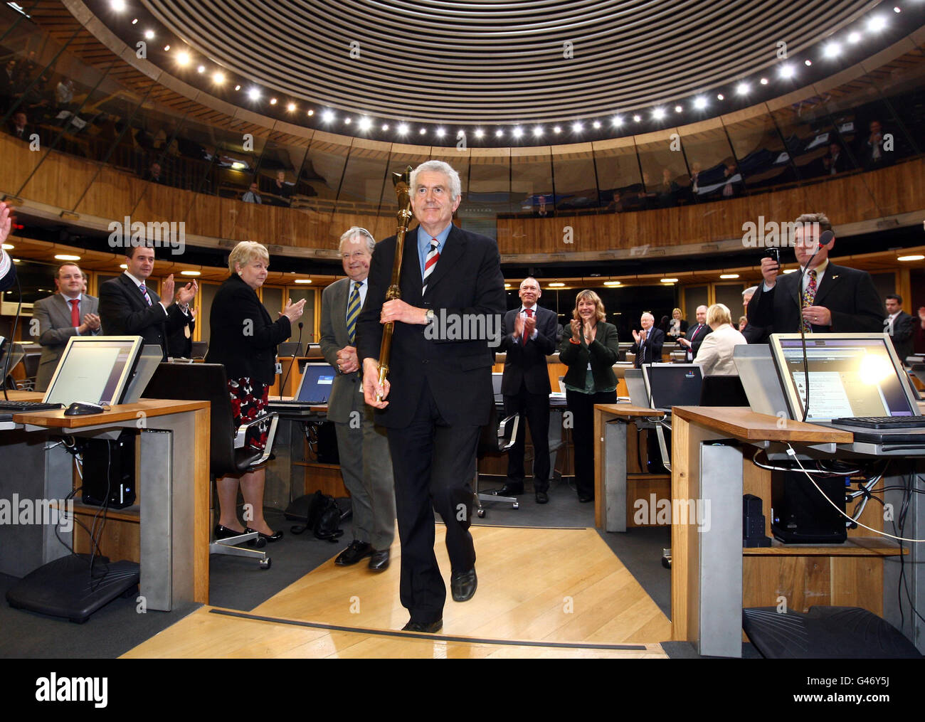 Rhodri Morgan, ehemaliger walisischer erster Minister, trägt die zeremonielle Keule der Senedd, die er heute aus dem öffentlichen Leben verabschiedet hat. Stockfoto