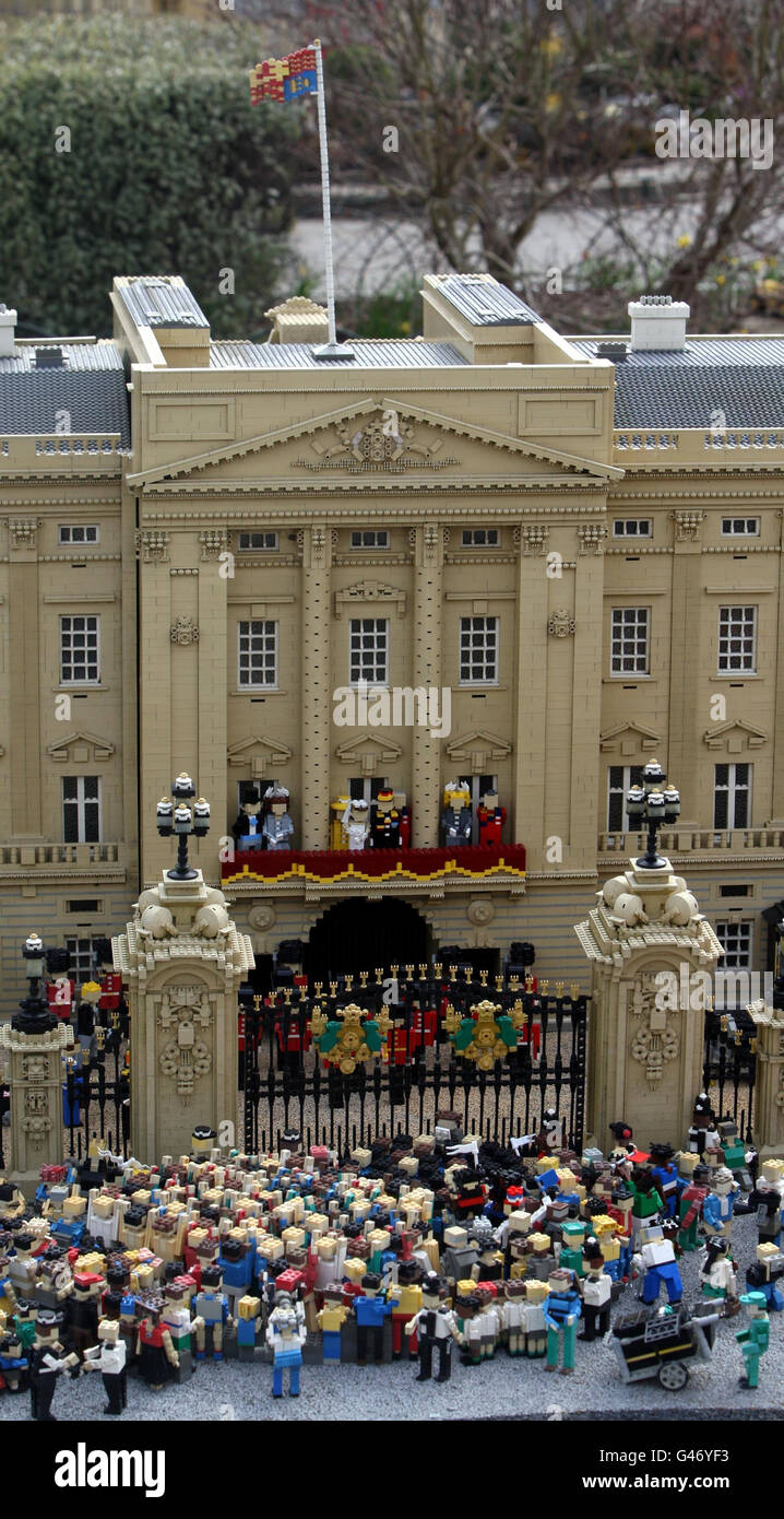 Ein Modell des Buckingham Palace im MINILAND im Legoland Windsor, Berkshire, Teil der neuen königlichen Hochzeitsszene. Stockfoto