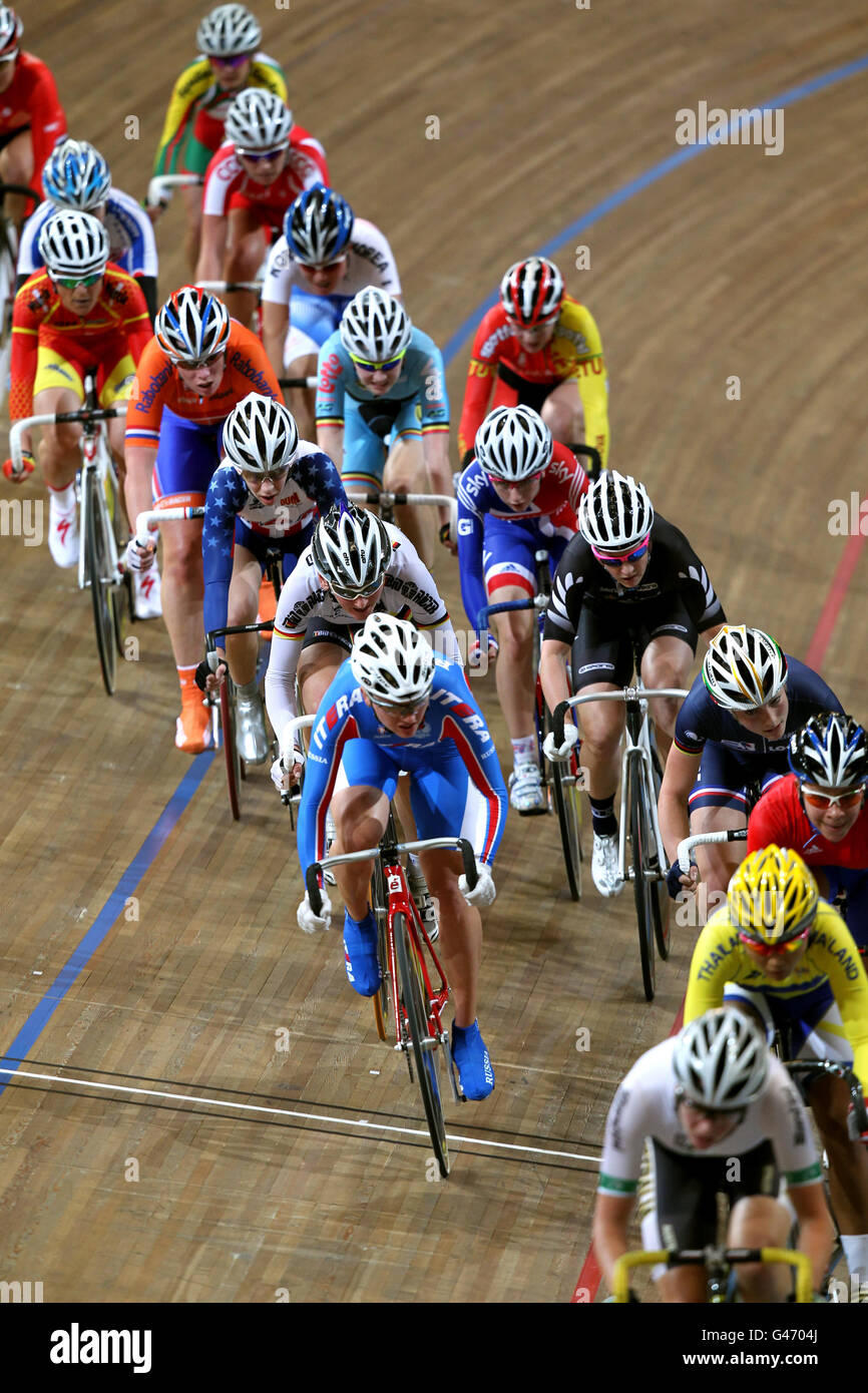 Wettkämpfer beim Damen-Punkterennen des Omniums während Tag vier der UCI-Bahn-Weltmeisterschaften Stockfoto