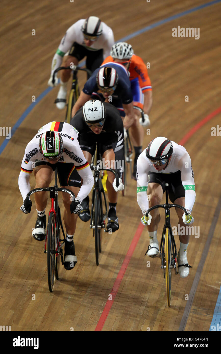 Der deutsche Maximilian Levy (links) und der australische Shane Perkins (rechts) kämpfen Für den ersten Platz im Halbfinale der Keirin Während des vierten Tages der UCI Bahn-Rad-Weltmeisterschaften Stockfoto