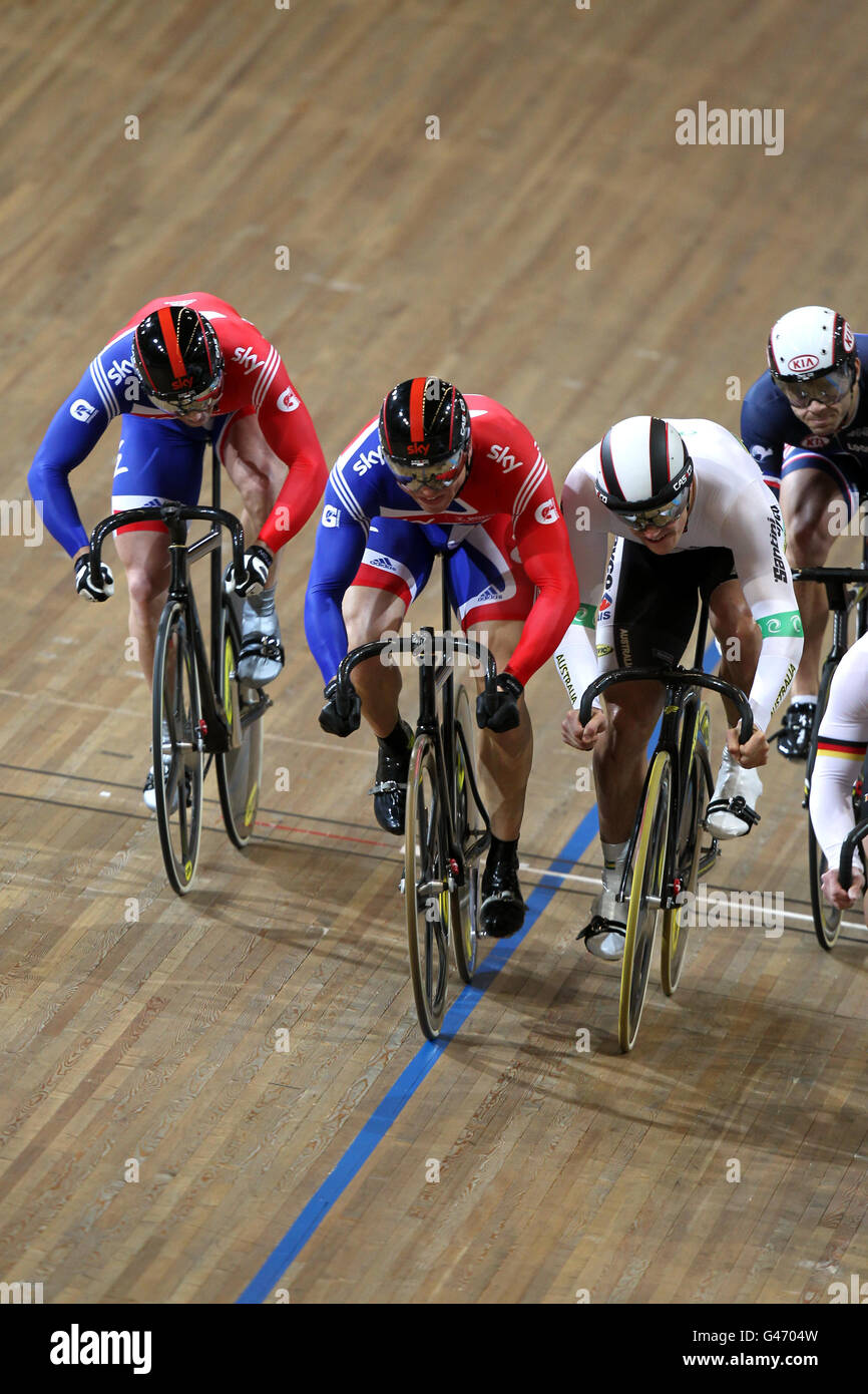 Die Briten Chris Hoy (Mitte) und Jason Kenny (links) während der Zeit Das Halbfinale der Keirin während des vierten Tages von Die UCI-Bahn-Weltmeisterschaften Stockfoto