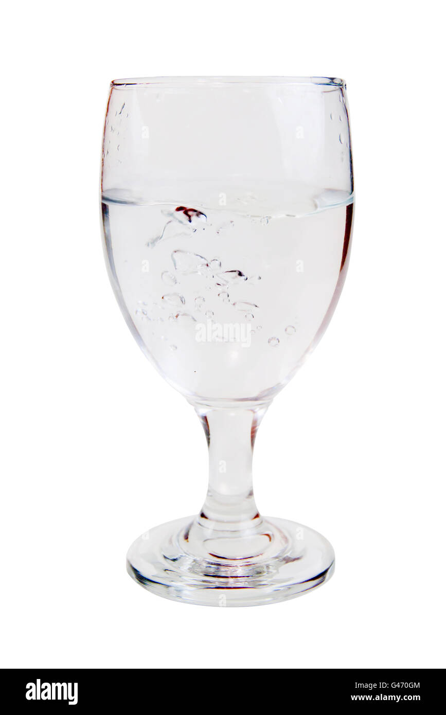 Luftblase in Wasser in Wein Gläser auf weißem Hintergrund mit Workpaths. Stockfoto