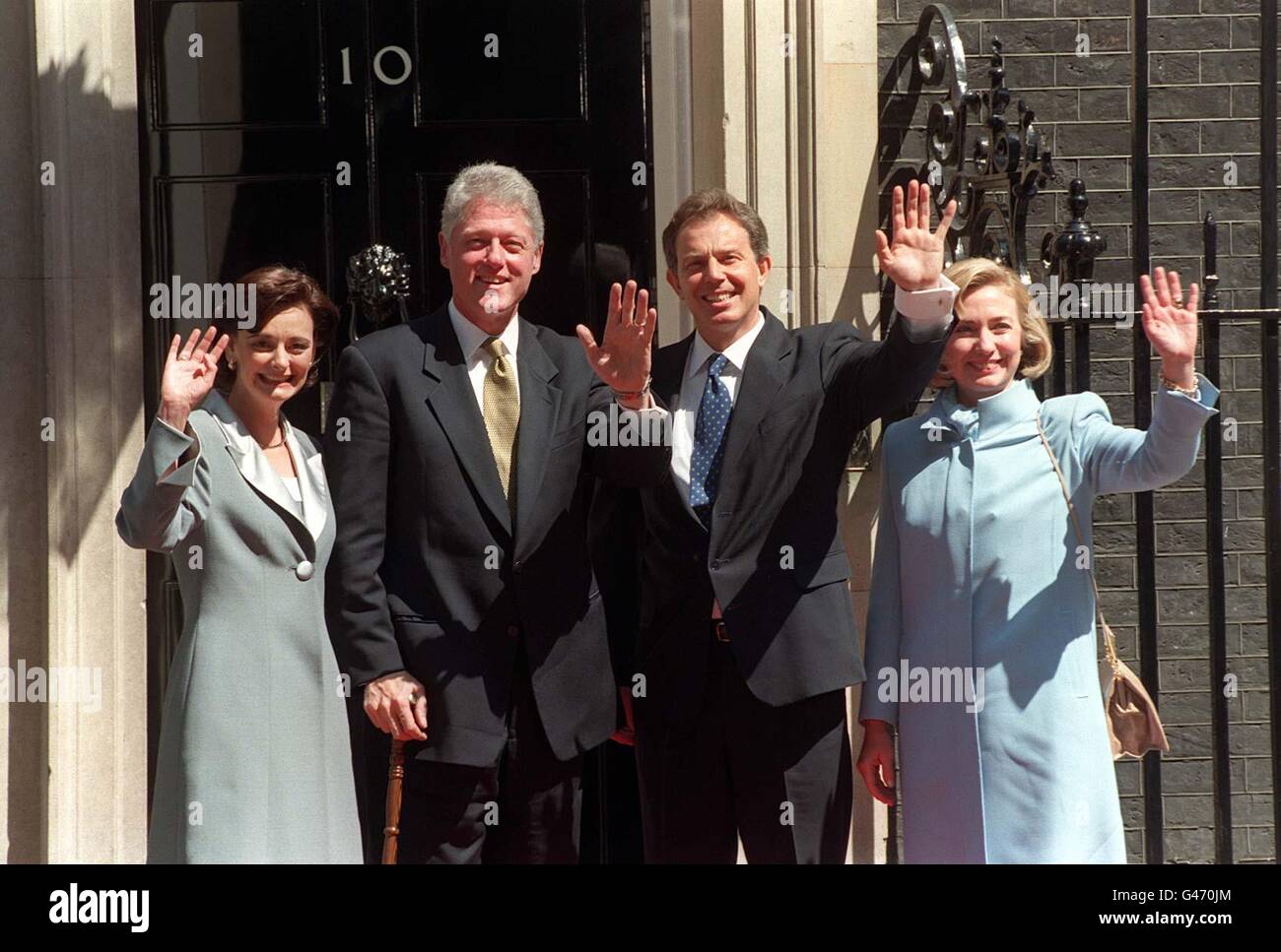 US-Präsident Bill Clinton und Frau Hillary (rechts) posieren mit Premierminister Tony Blair und Frau Cherie bei ihrer Ankunft in Downing Street heute (Donnerstag). Der Präsident ist auf einem eintägigen Besuch in Großbritannien, bevor er heute Abend in die USA zurückfliegt. Stockfoto