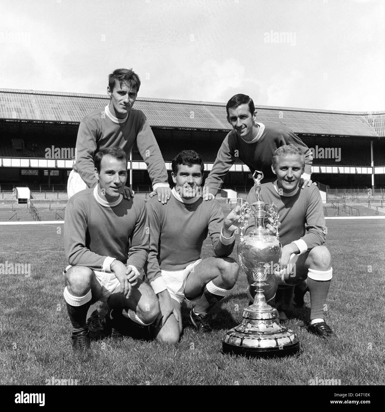 Die Everton-Stars (im Uhrzeigersinn von oben links) Derek Temple, Roy Vernon, Alex Young, Alex Scott und Dennis Stevens posieren mit der Trophäe der First Division Championship, die das Team in der letzten Saison gewonnen hat Stockfoto