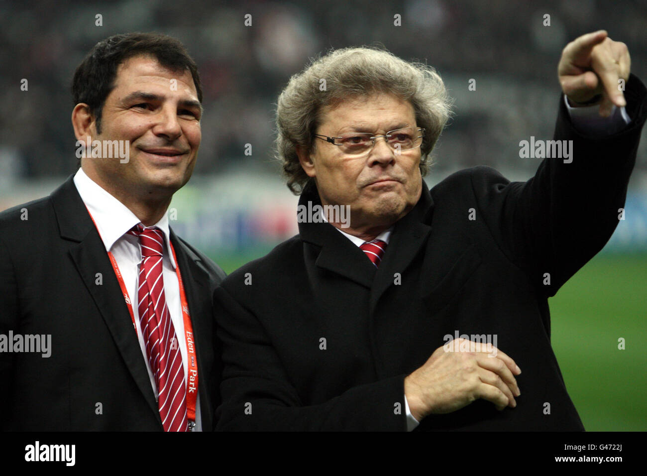 Frankreichs Trainer Marc Lievremont und Manager Jo Maso (rechts) vor dem RBS 6 Nations-Spiel im Stade de France, Paris, Frankreich. Stockfoto