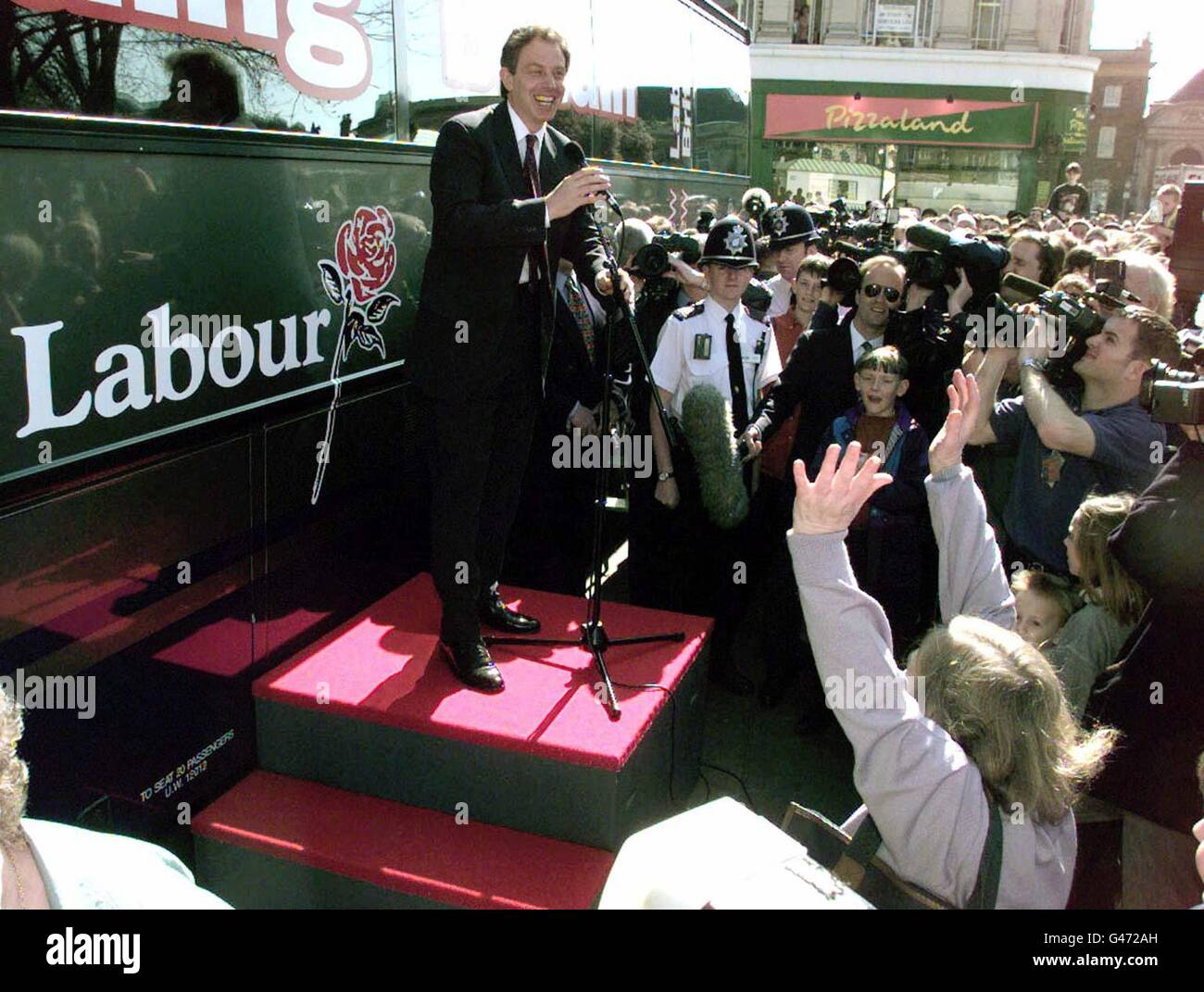 Der Gewerkschaftsführer Tony Blair winkt zu Menschenmengen in Northampton, nachdem er heute (Dienstag) in seinem Wahlkampfbus angekommen ist. Der Bus ist mit einer speziellen "Peoples Platform" ausgestattet, von der er bei der Ankunft Menschenmengen anspricht. Reuters-Pool. Siehe PA Story WAHL Blair. Stockfoto