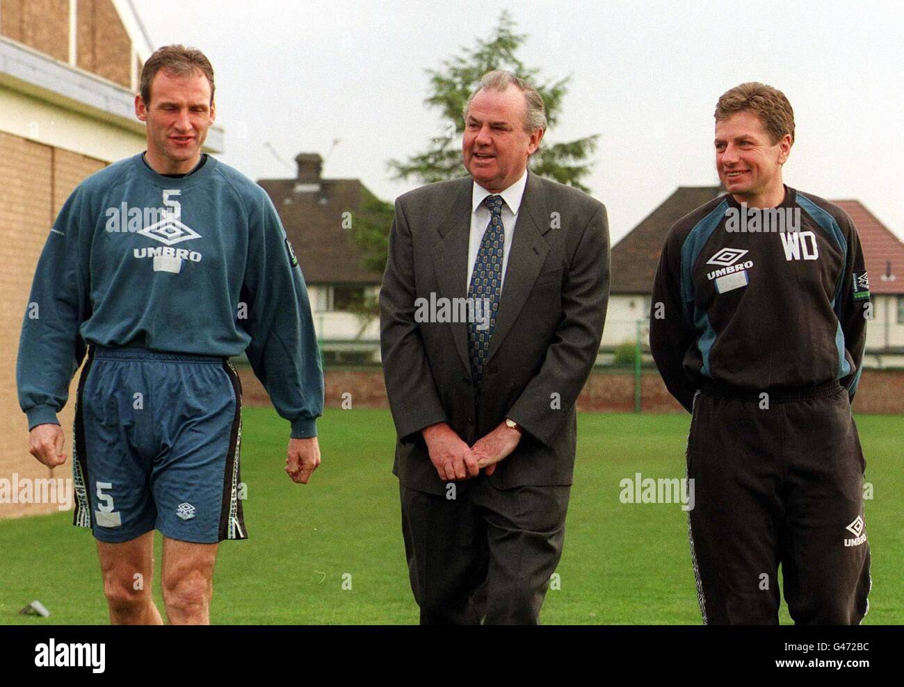 Everton Chairman Peter Johnson (Mitte) mit seinem neuen Management-Team, Dave Watson (links) der Everton Club Captain heute (Dienstag) bis zum Ende der Saison als Hausmeister-Manager benannt, und Willie Donachie Club Coach (rechts). Foto John Giles.PA. Stockfoto