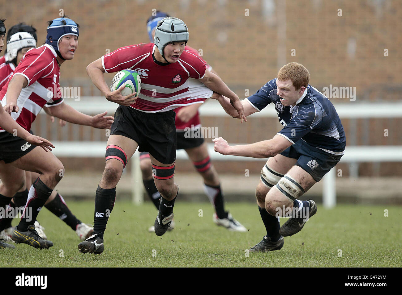 Callum Templeton (rechts) von Schottland unter 18 Jahren bekämpft Takuya Ishibashi von Japan High Schools während des Spiels in Braidholm, Glasgow. Stockfoto