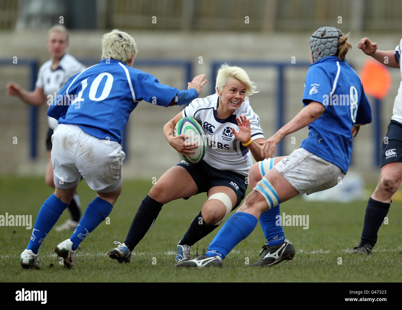 Rugby Union - Nations Championship 2011 der Frauen 6 - Schottland die Frauen gegen Italien die Frauen - Meggetland. Die schottische Tanya Griffiths und die italienische Michela Tondinelli und Silvia Gaudino während des Women's 6 Nations-Spiels in Meggetland, Edinburgh. Stockfoto