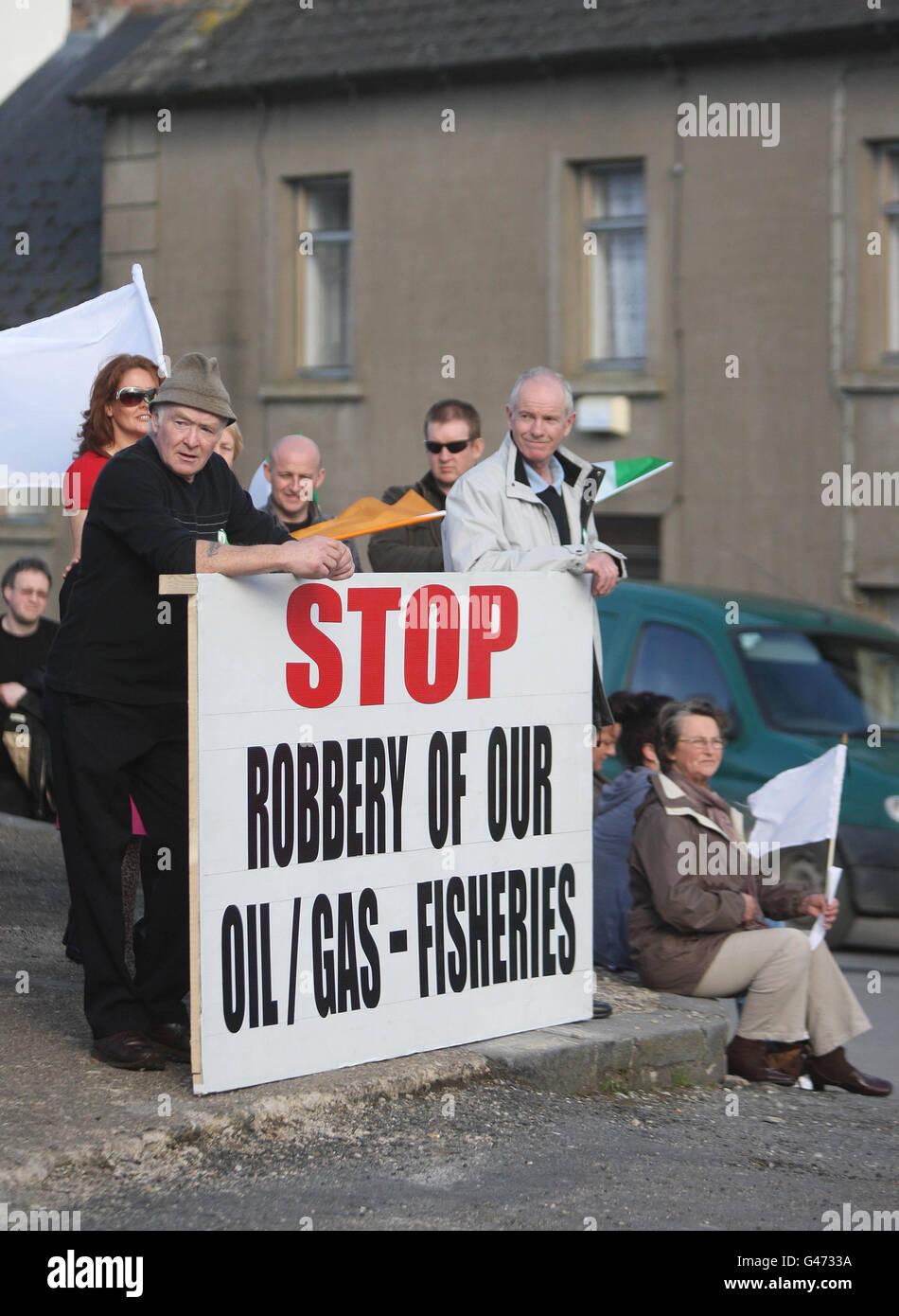 Bewohner des kleinen Dorfes Kilmacow in der Grafschaft Kilkenny gehen auf die Straße, um ein Referendum über das Rettungspaket zwischen der EU und dem IWF zu fordern, während Taoiseach Enda Kenny sich auf eine neue Verhandlungsrunde mit führenden EU-Politikern vorbereitet, die darauf abzielt, Irlands Zinszahlungen an die EZB und den IWF zu reduzieren. Stockfoto