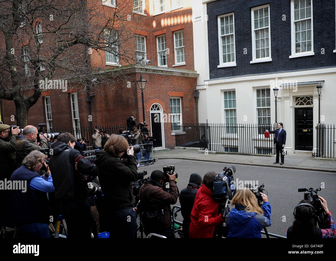 Schatzkanzler George Osborne hält auf den Stufen der Downing Street 11, London, seine rote Kiste auf Ministerebene hoch, bevor er zum Unterhaus geht, um seine Haushaltserklärung abzuliefern. DRÜCKEN Sie VERBANDSFOTO. Ausgabedatum: Mittwoch, 23. März 2011. Siehe PA BUDGET Stories. Bildnachweis sollte lauten: Anthony Devlin/PA Wire Stockfoto